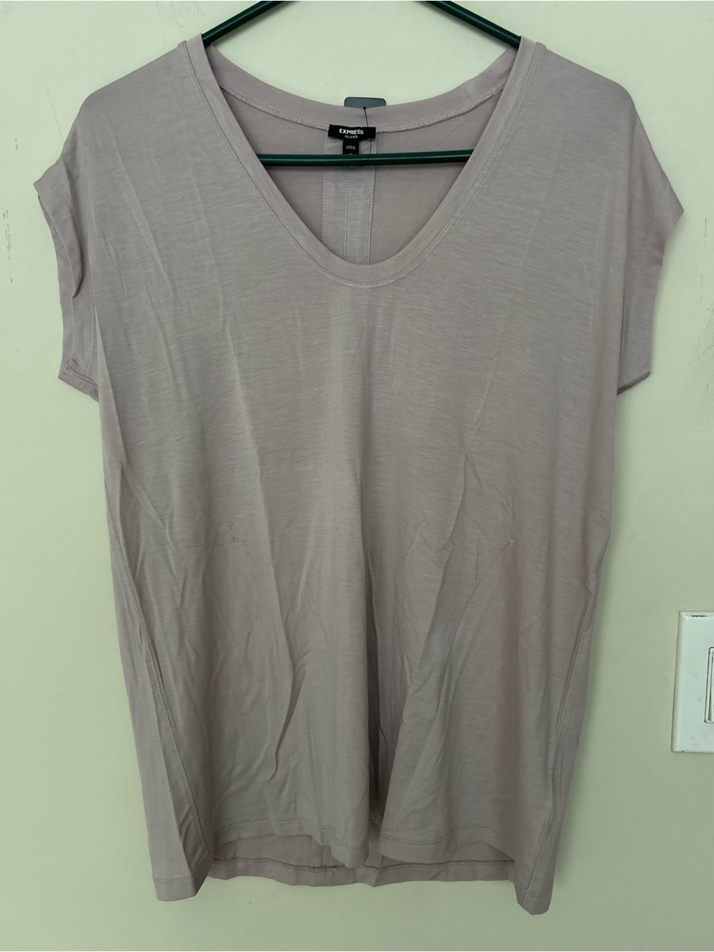 NWT Express Women's V-neck relaxed fit dusty pink Mauve tee. Size XS